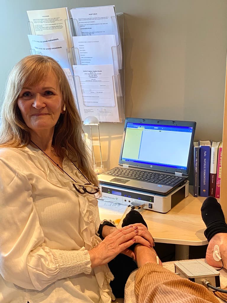 Biopath MNNH Inger Einan in her clinic in Lillehammer, during a consultation
